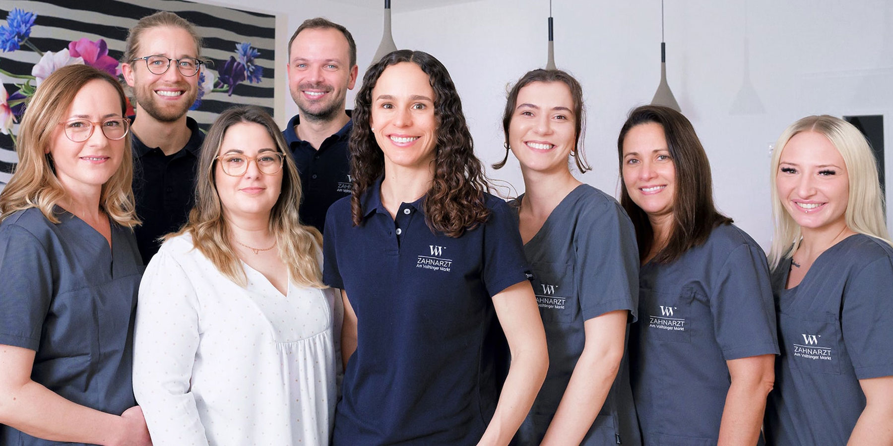 Teambild-Zahnarztpraxis-Vaihinger-Markt Ein Foto des Teams aus der Zahnarztpraxis am Vaihinger Markt
