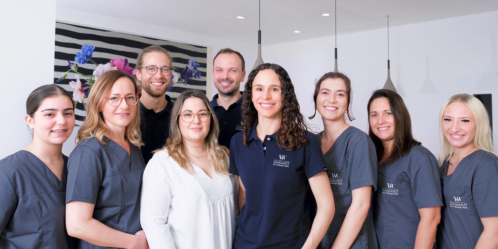Ein Foto des Teams aus der Zahnarztpraxis am Vaihinger Markt