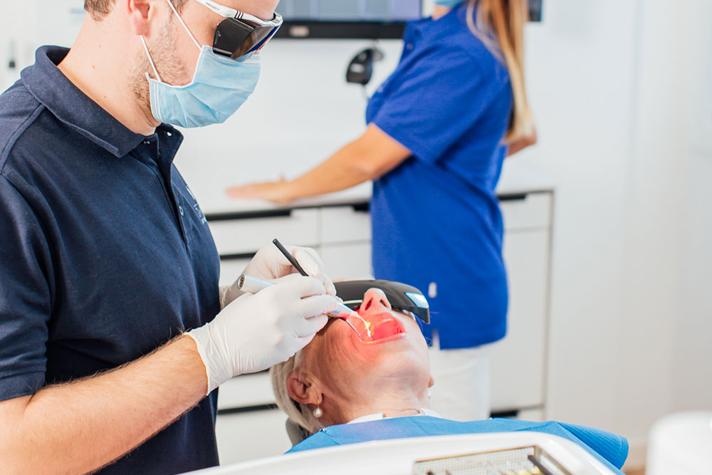 Parodontologie Vaihingen - Zahnarzt Wenninger - Parodontitisbehandlung mit Laser