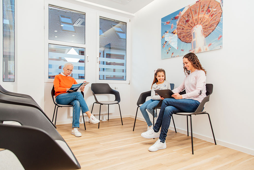 Zahnarzt Vaihingen – Wenninger – Wartezimmer Zahnarzt Vaihingen - Wenninger - Patienten im Wartezimmer